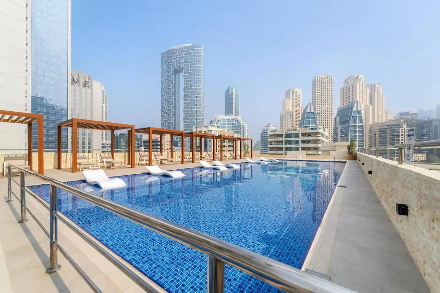 Luxurious 2Br Apt With Marina View & Private Jacuzzi Dubai