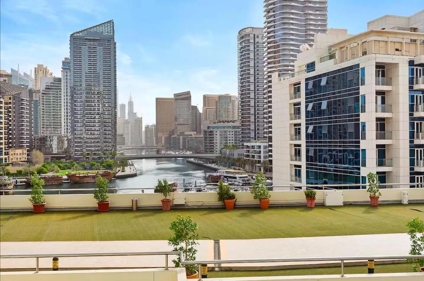 Luxurious 2Br Apt With Marina View & Private Jacuzzi Dubai Apartment